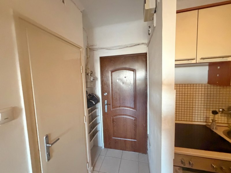 Csendes, kertkapcsolatos, bútorozott garzon kiadó Zuglóban